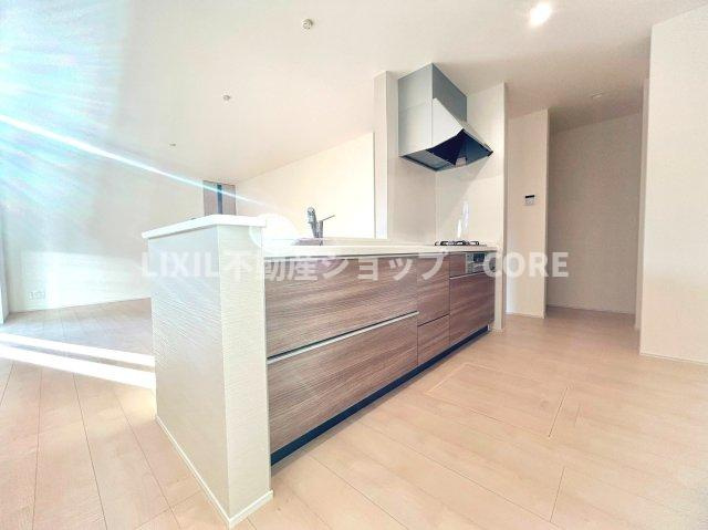 大和市南林間7丁目【キッチン】カウンターキッチンはリビングを見渡せるので、お料理番組やドラマを見ながら作業ができます。