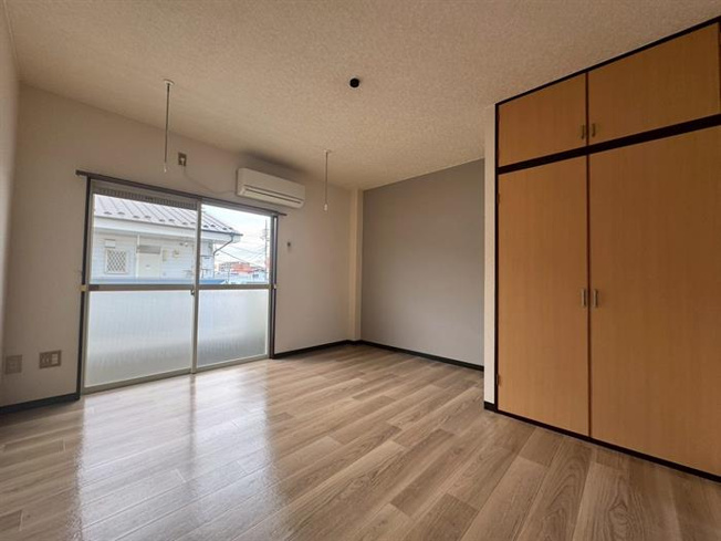 オレンジ色のドアが明るいお部屋です