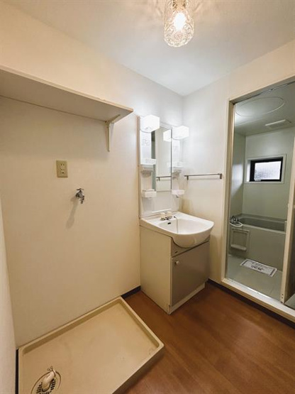 広々とした洗面所！洗濯機置き場上には嬉しい収納が☆