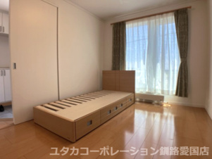 釧路町昆布森1丁目25-1売家【寝室】窓からは暖かな陽が差し込みますよ♪