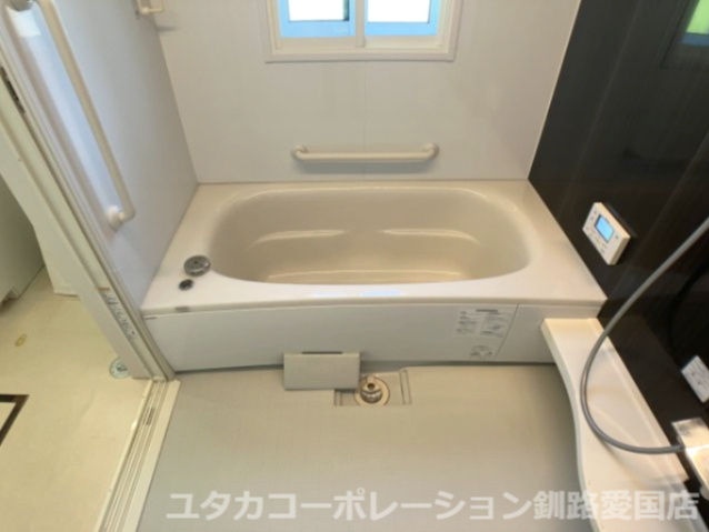 釧路町昆布森1丁目25-1売家【浴室】窓付きで光が差し込みます♪ここで一日の疲れをリフレッシュ☆