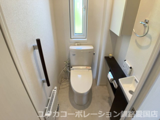 釧路町昆布森1丁目25-1売家【トイレ】トイレも明るいです☆手洗い場や手すりもあってうれしいですね～
