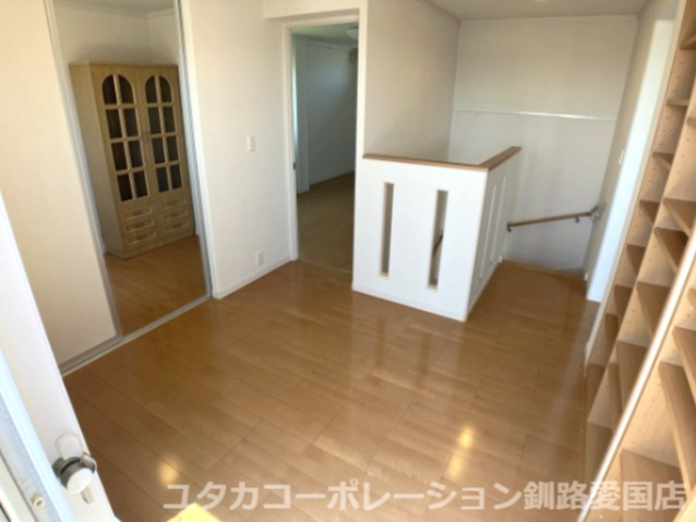 釧路町昆布森1丁目25-1売家【内装】2階ホール☆お写真右側にちらっと見えるのは収納スペースです♪