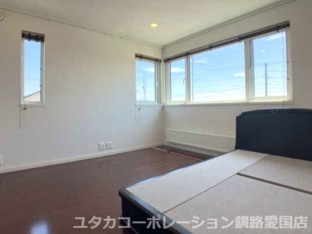釧路町昆布森1丁目25-1売家【洋室】大きな寝具があってもゆとりのある広さの寝室です！