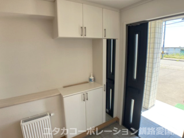 釧路町昆布森1丁目25-1売家【玄関】カウンターが設置されているので小物を置いたりと便利な玄関◎