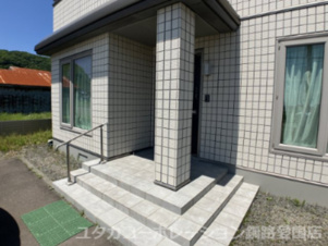 釧路町昆布森1丁目25-1売家【エントランス】手すりがあるので雪が降ってもつかまれます…！