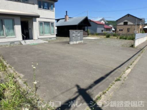釧路町昆布森1丁目25-1売家【駐車場】アスファルト舗装済みで2～3台は駐車できそうですね◎