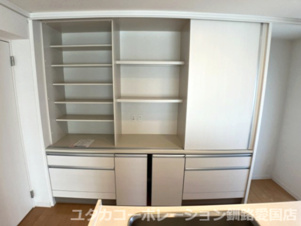 釧路町昆布森1丁目25-1売家【収納】キッチンの後ろには食器棚もございますよ～◎