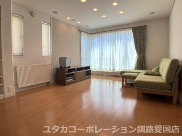 釧路町昆布森1丁目25-1売家【居間・リビング】ダウンライトからやわらかい明るさがリビングに届きます。