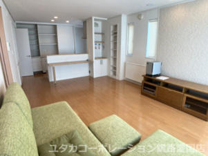 釧路町昆布森1丁目25-1売家【居間・リビング】リビングクロスは一部調湿効果や脱臭効果を持つエコカラット使用