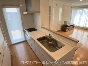 釧路町昆布森1丁目25-1売家【キッチン】料理をしながらリビングが見渡せる対面キッチン♪　　　　　　
お子様がいる方も、ほんの少し目を離した隙に…なんてことが減って安心ですね☆