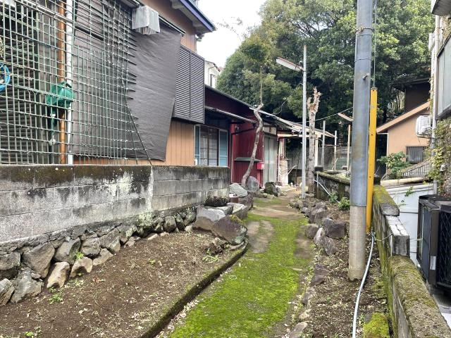 足柄下郡湯河原町宮下の売地【前面道路含む現地写真】敷地内
