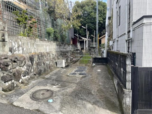 足柄下郡湯河原町宮下の売地【前面道路含む現地写真】敷地内（駐車スペース）