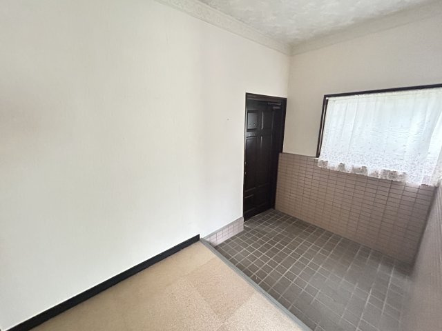 白金町売家【玄関】広々とした玄関部分となります！