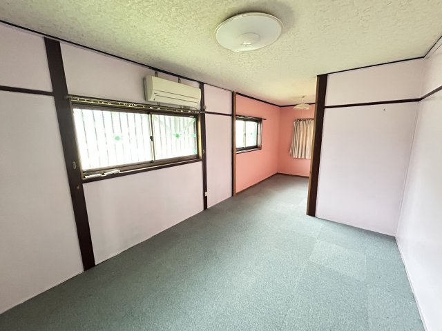 白金町売家【洋室】洋室には絨毯が敷きこまれております！！