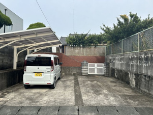 白金町売家【外観】駐車場部分の写真となります。