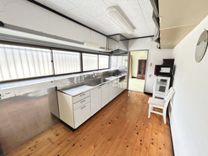 白金町売家【キッチン】窓が多く明るいキッチンです！