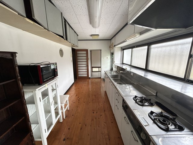 白金町売家【キッチン】大事に使われてきたのが分かる明るいキッチンです。