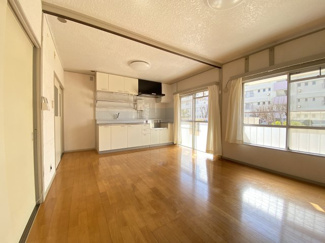 陽射しがたっぷりふりそそぐ暖かみのあるダイニングです。
キッチンでお料理したものをさっとテーブルへ運ぶことが出来るので、毎日家族でゆっくりとお暮し頂けます。