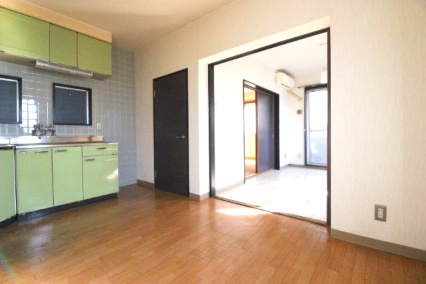 つくば市花畑１丁目のマンション【キッチン】居間へ続くダイニングキッチン