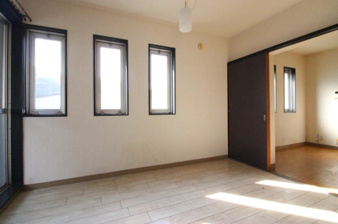 つくば市花畑１丁目のマンション【居間・リビング】角部屋で窓が多く明るい居間です