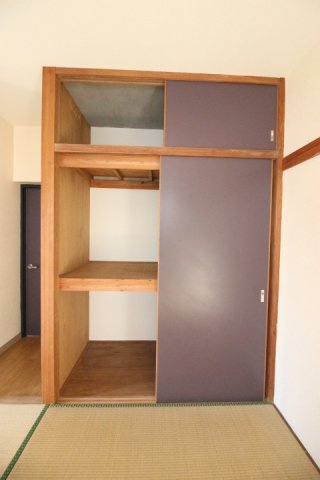 つくば市花畑１丁目のマンション【収納】天袋も備えた十分な収納スペースがあります