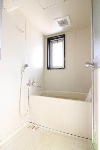 つくば市花畑１丁目のマンション【浴室】窓のある明るい浴室　湿気対策も十分です