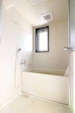 つくば市花畑１丁目のマンション【浴室】窓のある明るい浴室　湿気対策も十分です