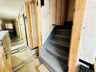 建築中の現場ならではの構造や配管の様子をしっかりとご覧いただけます。各部の素材や工法が確認できるため安心感につながります。階段部分の仕上がりも丁寧に施工されている印象です。