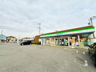 周辺にはファミリーマートがあり日常の買い物に便利です。店舗の前には駐車スペースも十分に確保されています。近隣の住宅街も静かな環境が広がっています。店舗の利用がしやすい立地です。