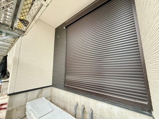 外壁と一体感のあるシャッターがすっきりとした印象を与えます。シャッターは重厚なデザインで外観にアクセントを加えています。質感の異なる外壁材が建物の表情を引き立てます。細部まで丁寧に仕上げられています。