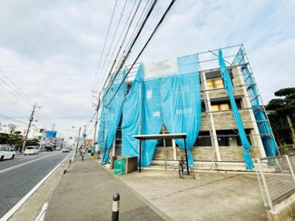 前面道路が広く車両や自転車の通行に便利です。建物は現在工事中で用途やデザインの進化に期待できます。歩道も整備されており周辺のアクセスも良好です。周辺には交通量も適度にあり利便性が伺えます。