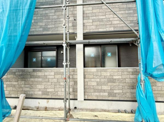 外壁のタイルデザインが印象的な建物です。窓には目隠し効果の高いガラスを採用しています。現在工事中の様子が見受けられ建物全体が新しさを感じさせます。