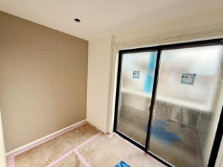 シンプルなデザインの室内で落ち着いた雰囲気を感じられます。大きな窓からたっぷりの自然光が入ります。壁面のアクセントクロスが空間の印象を引き締めています。