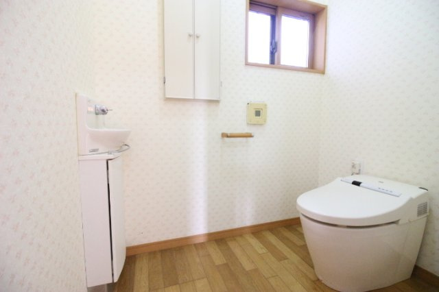 稲敷月出里【トイレ】落ち着いた色調のトイレです