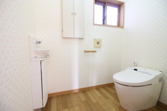 稲敷月出里【トイレ】落ち着いた色調のトイレです