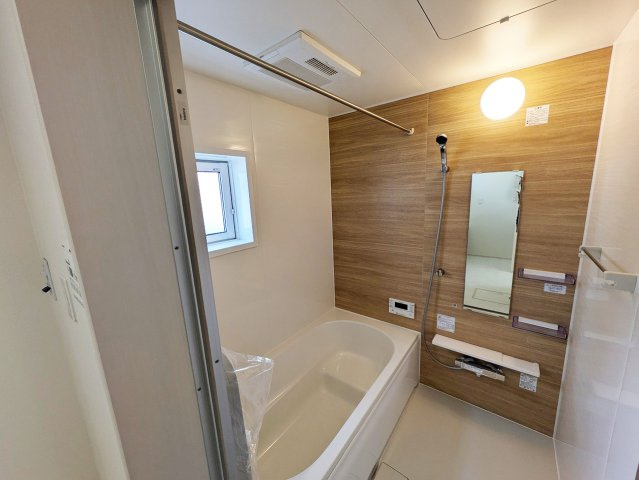 落ち着いた色合いの壁面が特徴の浴室。ゆっくり寛ぐ事の出来る空間です
