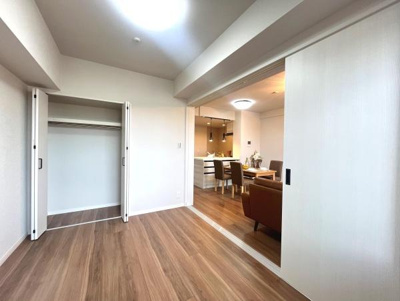 収納スペースがしっかり確保されておりすっきりとした印象の室内です。扉付きの収納でお部屋が整いやすい造りになっています。隣接するリビングとのつながりが感じられる間取りです。