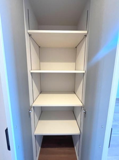 可動式の棚が設置された収納スペースです。コンパクトなサイズ感で使い勝手が良いです。扉付きなのですっきりと整理できます。設計もシンプルで日常使いに便利です。収納スペースの有効活用がしやすい作りです。