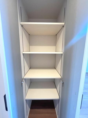 可動式の棚が設置された収納スペースです。コンパクトなサイズ感で使い勝手が良いです。扉付きなのですっきりと整理できます。設計もシンプルで日常使いに便利です。収納スペースの有効活用がしやすい作りです。