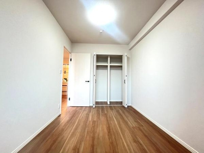 収納スペースがしっかり確保されています。クローゼット扉が大きく使いやすい設計です。部屋全体も明るい印象で清潔感があります。お部屋の整理がしやすいレイアウトです。