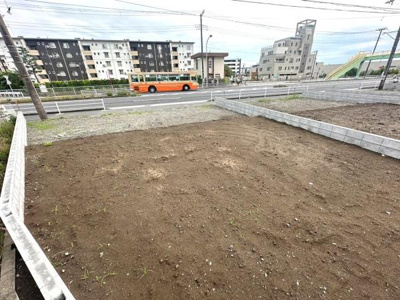 現地から前面道路までの距離が近くアクセスが便利です。周囲には低層の建物が多く開放感があります。前面道路が広く車の出し入れもスムーズに行えます。都市機能が身近に感じられる立地が特徴的です。