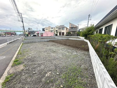 広々とした土地で建築プランが立てやすい整形地です。前面道路が広く車の出入りも便利です。周囲には住宅が並び閑静なエリアに位置しています。現地までのアクセスも良好です。