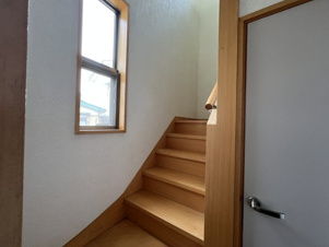 横手市平鹿町浅舞字浅舞【共有部分】階段には手すりがついています。