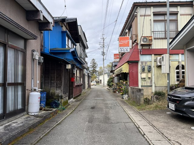 横手市平鹿町浅舞字浅舞【共有部分】サンルームです。物干などに便利です。