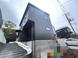 シンプルな外観デザインが特徴の建物です。ブラックカラーの外壁が落ち着いた印象を与えます。周辺には他の建物もあり新しい街並みを感じられます。玄関までのアプローチは段差がありしっかりと整備されています。