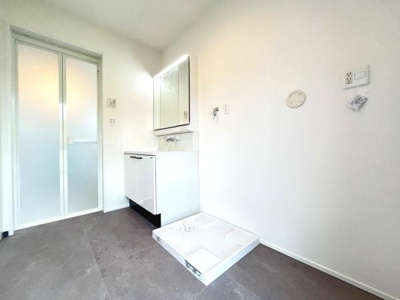 高台に位置した土地で開放感のある環境です。周囲には閑静な住宅が広がっています。建築条件無しで自由なプランニングを楽しめます。明るい日差しが差し込むエリアです。