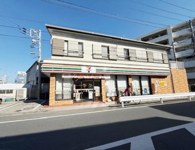 コンビニエンスストアがすぐそばにあり日々の買い物にも便利です。アクセスしやすい立地に店舗が配置されています。建物は二階建てで周辺環境も整っています。自転車でも気軽に立ち寄れるスペースがあります。