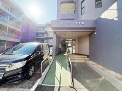 ゆったりとした駐車スペースが確保されており車の出し入れがしやすいです。外観も明るい印象で建物全体が清潔に保たれています。複数のバルコニーが設けられているので開放感のある住環境が期待できます。