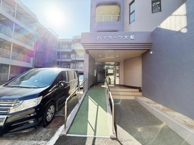 ゆったりとした駐車スペースが確保されており車の出し入れがしやすいです。外観も明るい印象で建物全体が清潔に保たれています。複数のバルコニーが設けられているので開放感のある住環境が期待できます。